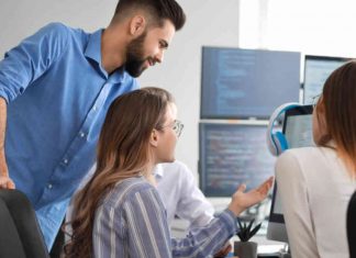 Managed IT Services Vs In-House IT: Which Is Better For Business? IT working people